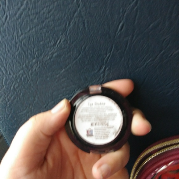 Black eye shadow - Picture 2 of 3